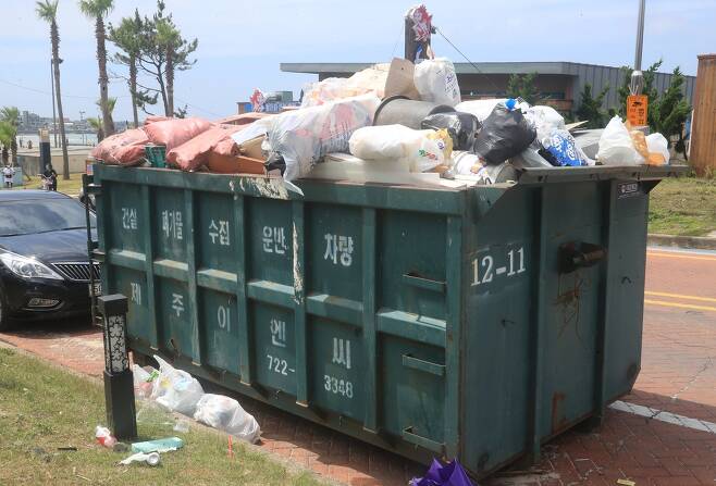 6월 28일 제주시 함덕해수욕장의 모습. 대형 폐기물과 여러 쓰레기가 버려져 있다. [촬영 백나용]