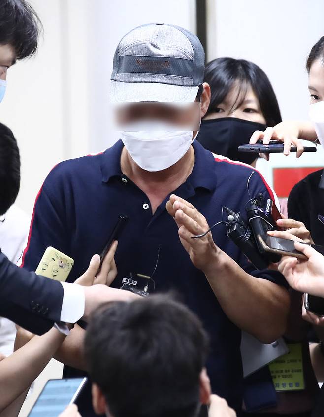 세계 최대 아동 성 착취물 사이트 ‘웰컴 투 비디오’ 운영자 손정우의 미국 송환 여부를 결정하는 범죄인 인도심사 세 번째 심문이 6일 서초구 서울고등법원에서 열렸다. 손씨의 아버지가 재판을 참관한 뒤 법정을 나오며 취재진의 질문을 받고 있다. 법원은 이날 손 씨의 미국 송환을 불허했다.(사진=연합뉴스)