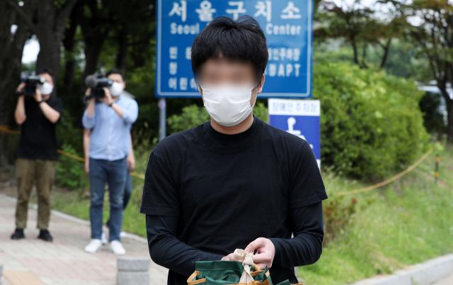 세계 최대 아동 성 착취물 사이트 '웰컴 투 비디오' 운영자인 손정우 씨가 6일 오후 미국 송환 불허 결정으로 석방돼 경기도 의왕시 서울구치소를 나서고 있다. 뉴시스