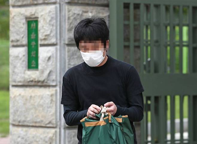 손정우 씨가 6일 오후 법원의 미국 송환 불허 결정으로 석방되어 경기도 의왕 서울구치소를 나서고 있다. (사진=연합뉴스)