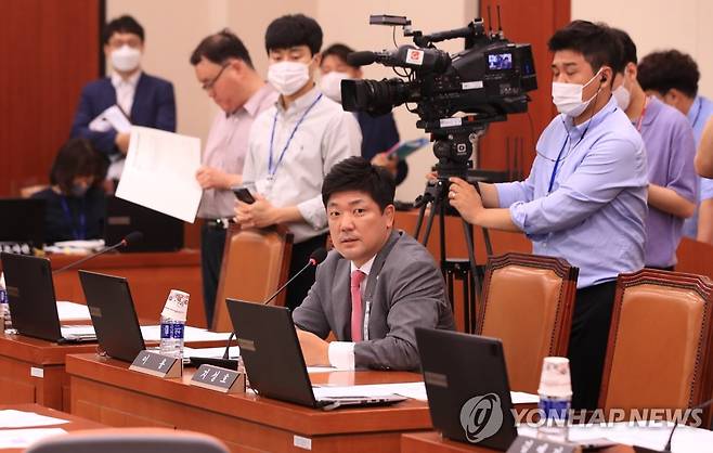 의사진행 발언 하는 통합당 이용 의원 (서울=연합뉴스) 한종찬 기자 = 6일 오전 서울 여의도 국회에서 열린 문화체육관광위원회 전체회의에서 미래통합당 이용 의원이 의사진행 발언을 하고 있다. 2020.7.6 saba@yna.co.kr