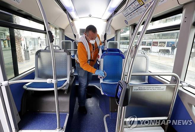 프랑스의 한 버스회사 직원이 버스 실내를 소독하고 있다. 기사 내용과 직접적 관련 없음. [EPA=연합뉴스 자료사진]