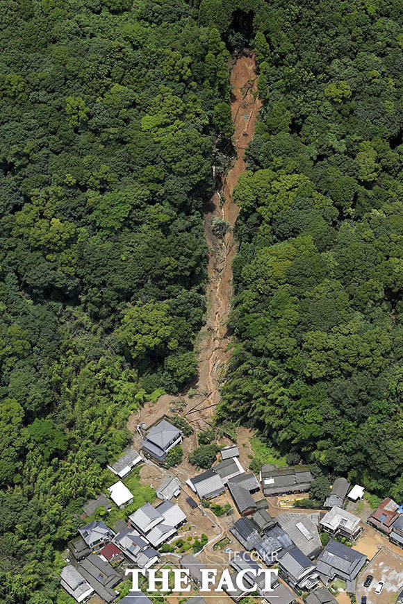 '하늘에서 본 피해 현장' 4일 일본 규슈지역 구마모토현 아시키타마치 항공사진. 산사태가 발생해 가옥이 토사에 덮여있다.