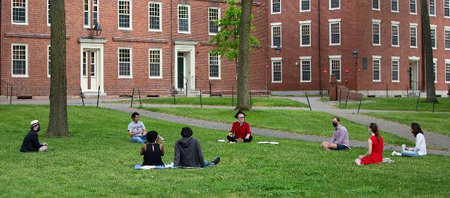 지난달 28일 미국 매사추세츠주 케임브리지에 있는 하버드대 교정에 학생들이 둘러앉아 있다. 케임브리지=EPA 연합뉴스