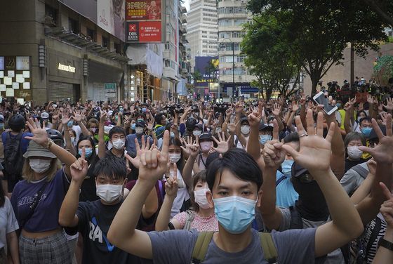 홍콩 시민들이 1일 보안법에 항의하는 시위를 벌이고 있다. 틱톡은 6일 홍콩에서 철수하겠다고 발표했다. [AP=연합뉴스]