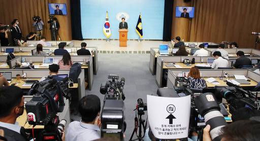 더불어민주당 이낙연 의원이 7일 국회 소통관에서 당 대표 출마를 선언하는 기자회견을 열고 있다. 뉴시스