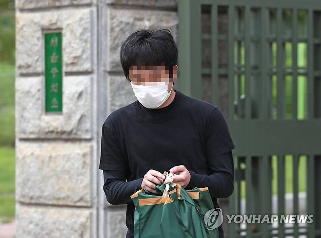 손정우 석방 (의왕=연합뉴스) 류영석 기자 = 세계 최대 아동 성 착취물 사이트 '웰컴 투 비디오' 운영자인 손정우 씨가 6일 오후 법원의 미국 송환 불허 결정으로 석방되어 경기도 의왕 서울구치소를 나서고 있다. 2020.7.6 ondol@yna.co.kr