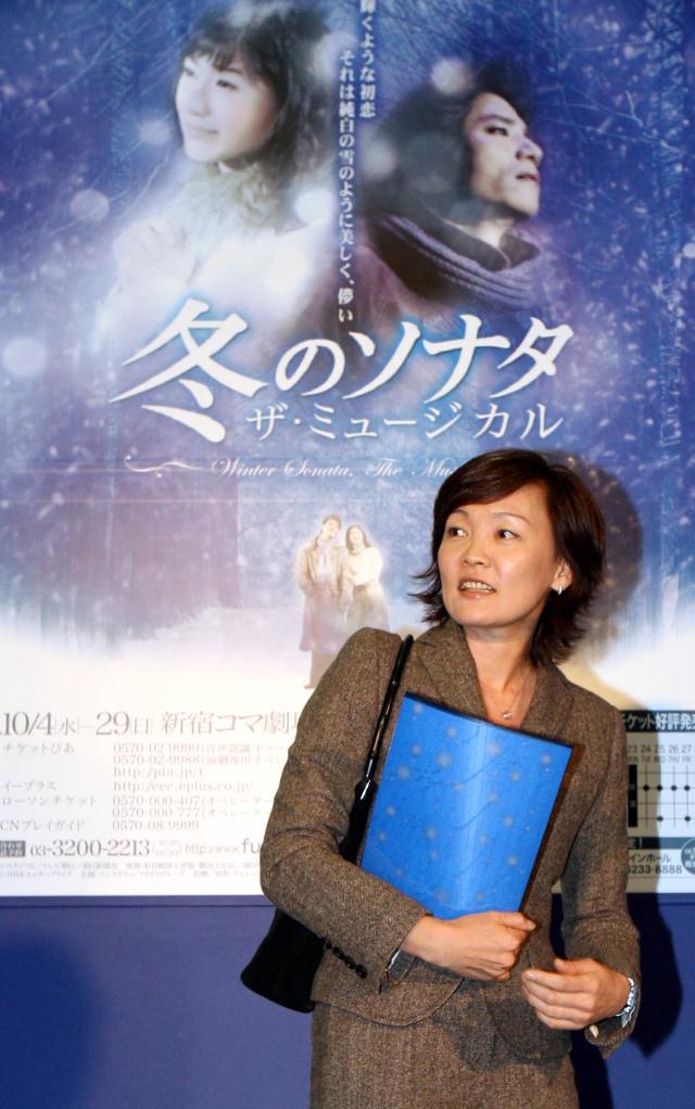 한류 애호가로 알려진 아베 신조 총리의 부인 아키에 여사가 2006년 뮤지컬 '겨울연가'를 관람하기 위해도쿄의 한 극장에 들어가고 있다. 연합뉴스