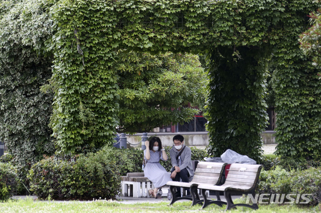 [요코하마=AP/뉴시스]8일 일본 가나가와현 요코하마시 소재 공원에서 신종 코로나바이러스 감염증(코로나19) 예방을 위해 마스크를 쓴 시민들이 앉아있다. 2020.07.08.