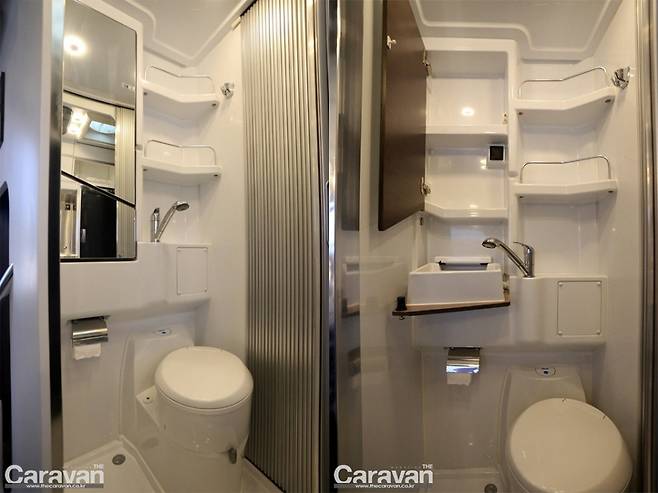 고정식 변기와 일체형 구성의 샤워부스, 폴딩 타입의 세면대, 크고 작은 수납공간이 마련되어 있다