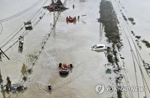 (구마모토 교도=연합뉴스) 폭우로 침수된 일본 구마모토현 구마무라에서 지난 5일 고무보트를 이용한 주민 구조 작업이 이뤄지고 있다. jsmoon@yna.co.kr