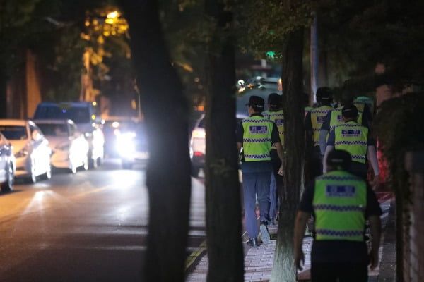 박원순 서울시장이 연락두절 된 9일 저녁 서울 성북구 북악산 자락 일대에서 경찰이 수색작업을 하고 있다. 사진=뉴스1