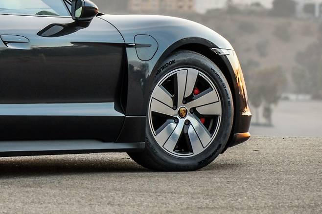 포르쉐 최초 고성능 전기 스포츠카 ‘타이칸’의 신차용 타이어 공급사에 한국타이어가 선정됐다. /사진제공=한국타이어