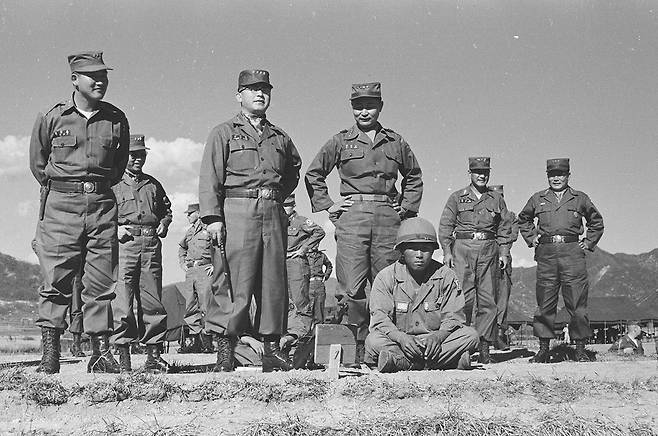 ⓒ연합뉴스1955년 9월27일 제1군사령부 주최 전군사격대회에 참석한 정일권 육군참모총장(앞줄 가운데)과 각 군단장. 앞줄 맨 오른쪽이 당시 1군사령관이었던 백선엽 대장.