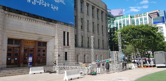 박원순 서울시장의 '서울특별시 장(葬)'을 위해 서울 광장 앞에 분향소가 설치되고 있다. 김현예 기자