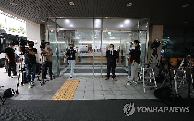 박원순 서울시장 시신 안치된 서울대병원 장례식장 앞 취재진 (서울=연합뉴스) 임화영 기자 = 박원순 서울시장이 숨진 채 발견된 10일 오전 박 시장의 빈소가 마련될 예정인 서울 종로구 서울대병원 장례식장 앞에 취재진이 몰려 있다. 2020.7.10 hwayoung7@yna.co.kr