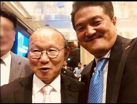 이혁진 전 대표가 박항서 베트남 축구대표팀 감독과 함께 찍은 사진. 사진 성일종 미래통합당 의원실