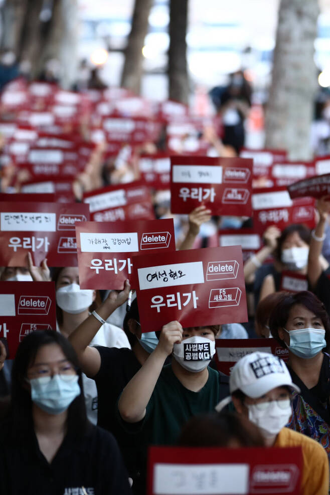 ‘손정우 미국 송환 불허에 분노한 사람들’에 참여한 시민들이 10일 오후 서울 지하철 2호선 서초역 앞에서 손씨의 미국 인도 불허한 사법부를 규탄하는 집회를 열고 있다. 연합뉴스