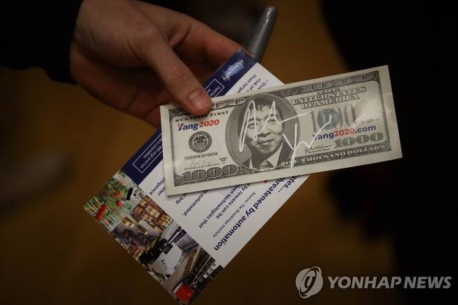 민주당 대선 경선후보였던 앤드루 양의 '기본소득 공약'을 나타내는 가짜수표 [AFP=연합뉴스 자료사진]