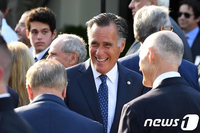 미트 롬니 상원의원(가운데) © AFP=뉴스1 © News1 자료 사진