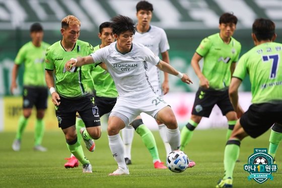 성남FC 박태준이 공격을 하고있다. 한국프로축구연맹