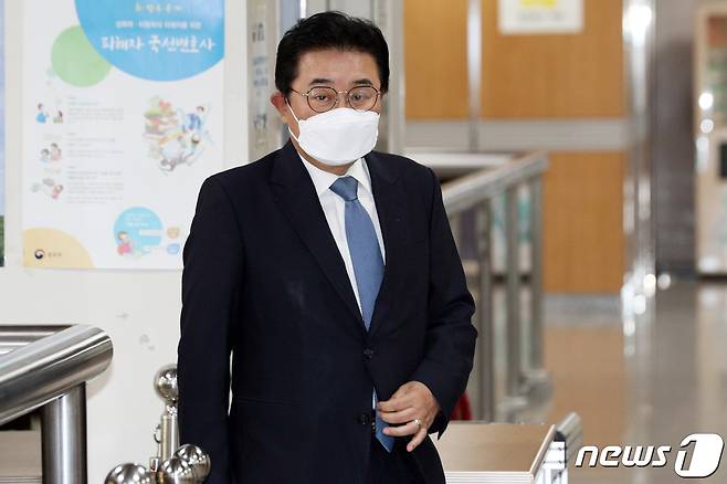 한국e스포츠협회를 통해 여러 대기업에서 억대 뇌물을 받은 혐의를 받는 전병헌 전 청와대 정무수석이 15일 오후 서울 서초구 서울고등법원에서 열린 특정범죄가중처벌법상 뇌물 등 항소심 선고공판에 출석하고 있다. 2020.7.15/뉴스1 © News1 황기선 기자