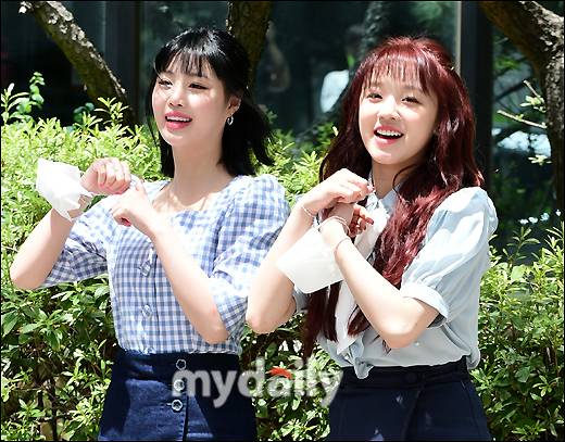 ▲ (여자)아이들 수진·우기 '귀여운 인사'