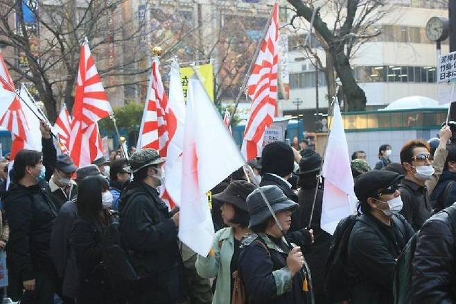 도쿄 번화가 행진하는 혐한단체 회원들. (사진=연합뉴스/자료사진)
