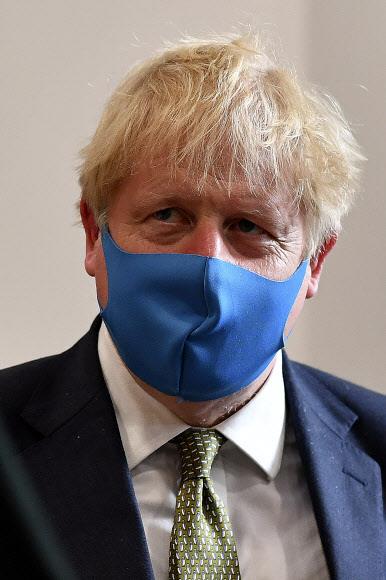 코로나19 감염을 막기 위한 마스크를 최근 공식 일정에 처음으로 쓰고 나타난 보리스 존슨 영국 총리.AP 연합뉴스