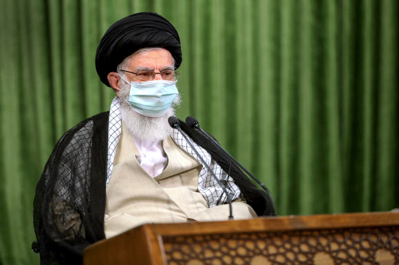코로나19 감염을 막기 위한 마스크를 최근 공식 일정에 처음으로 쓰고 나타난 아야톨라 알리 하메네이 이란 최고지도자.AFP 연합뉴스