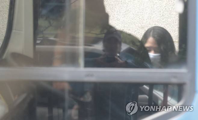 항소심서도 무기징역 선고받은 고유정 (제주=연합뉴스) 박지호 기자 = 전남편을 살해한 혐의로 1심에서 무기징역을 선고받은 고유정이 15일 오전 제주지법에서 자신의 항소심 선고공판에서도 무기징역을 선고받은 뒤 호송차에 오르고 있다. 2020.7.15 jihopark@yna.co.kr