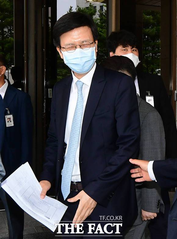 이재명 경기도지사 변호를 맡았던 김종근 엘케이비앤파트너스 변호사가 16일 오후 서울 서초구 대법원에서 열린 이 지사 대법원 선고공판을 마친 후 취재진과 만나 미소를 짓고 있다. /사진공동취재단