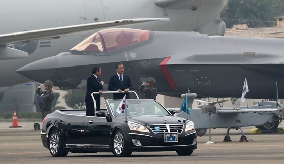 문재인 대통령이 지난해 대구공군기지에서 열린 제71주년 국군의 날 기념식에서 육해공군 전력 지상사열을 하고 있다. 뒤로 보이는 전투기가 F-35A 스텔스. [청와대사진기자단]