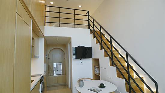 공유오피스 패스트파이브가 운영하는 공유주거 서비스 ‘라이프온투게더(LIFE on 2.GATHER)’. 일반 방의 층고는 2.4m 수준이지만 복층 구조의 방은 층고가 약 3.4m에 달한다. <패스트파이브 제공>