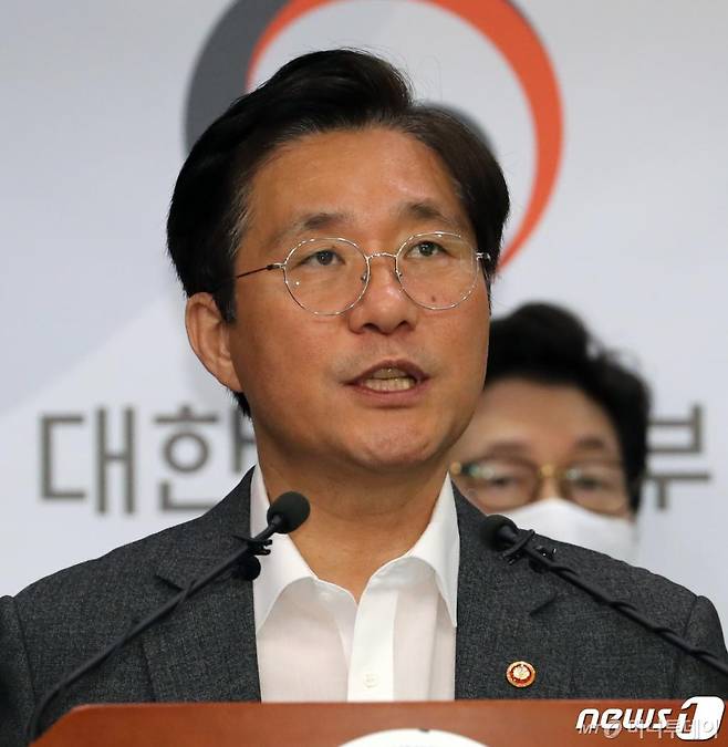 (세종=뉴스1) 장수영 기자 = 성윤모 산업통상자원부 장관이 16일 정부세종청사 브리핑실에서 그린뉴딜 주요내용 정부합동 브리핑을 하고 있다. 정부는 2020~2025년 동안 73조 4000억원을 투자해 일자리 65만 9000개를 창출할 계획이라고 밝혔다. 주요 내용으로는 공공시설 제로에너지화, 녹색생태계 회복, 신재생에너지 확산, 그린모빌리티 확대, 녹색산업 혁신, 녹색 기술개발 등이다. 2020.7.16/뉴스1
