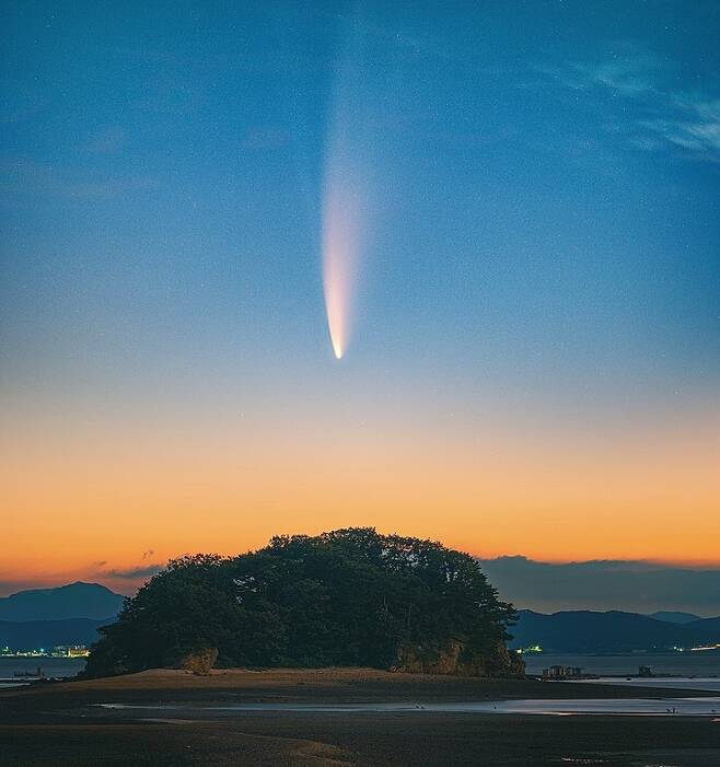네오와이즈 혜성의 모습. 꼬리 오른쪽으로 푸른 이온 꼬리까지 보인다. 안면도 대야도항에서 7월 12일 새벽 4시경 트레킹을 멈춘 상태에서 배경만 따로 촬영했다.(사진=공양식)
