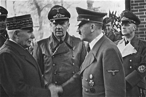 프랑스의 앙리 필리프 페탱(왼쪽)이 1940년 4월 독일의 아돌프 히틀러를 만나 악수를 나누고 있다. 위키피디아