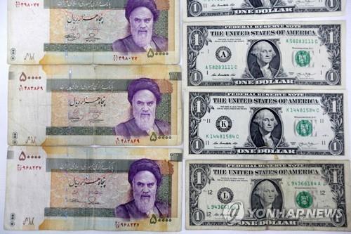 이란 리알화(좌)와 미국 달러화 [AFP=연합뉴스 자료사진]