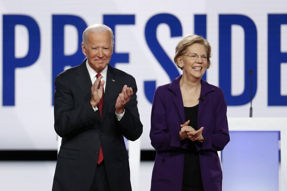 2019녀 10어ㅜㄹ 15일 민주당 대선 예비후보 토론에서 조 바이든(78,왼쪽)과 함께한 엘리자베스 워런(71) 연방상원의원. AP=연합뉴스