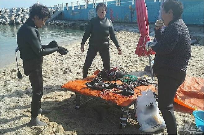 해녀들이 물질을 마치고 잠시 숨을 고르고 있다.(사진=유선희 기자)