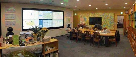 지난 2017년 대형스크린(왼쪽 벽면)을 통해 서울시 정보를 한눈에 살필 수 있는 ‘디지털 시민시장실’로 바뀐 서울 중구 서울시청 6층 시장 집무실 모습. 박원순 전 시장이 사망한 뒤 현재 시장 집무실 문은 잠겨 있다. 연합뉴스