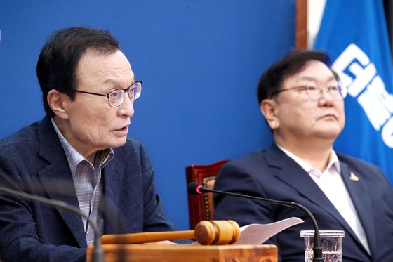 이해찬 민주당 대표(왼쪽)가 22일 국회에서 열린 최고위원회의에서 발언하고 있다. 오종택 기자