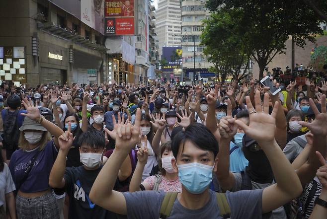 지난 7월1일 홍콩인들이 중국의 홍콩 국가보안법에 반대하는 시위를 열고 있다. AP연합뉴스