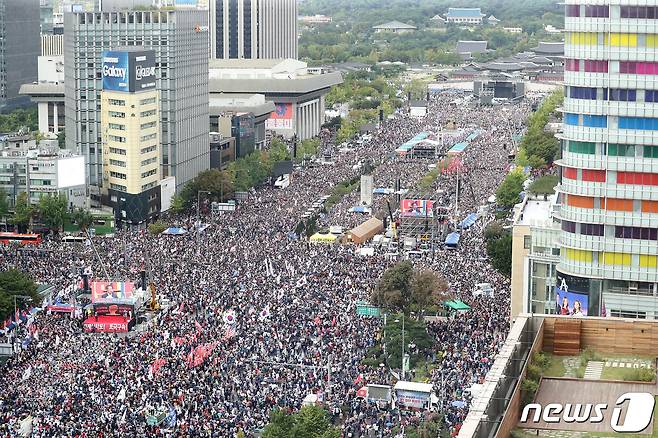 자유한국당과 문재인 하야 범국민투쟁본부 소속 보수단체들이 3일 오후 서울 광화문 일대에서 문재인 정부를 비판하고 조국 장관의 사퇴를 촉구하는 집회를 갖고 있다. 2019.10.3/뉴스1 © News1 임세영 기자