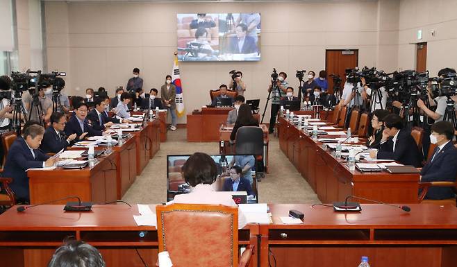 7월 1일 열린 국회 법사위 전체회의에 미래통합당 의원들이 불참한 가운데 더불어민주당 의원들이 질의하고 있다. / 연합뉴스