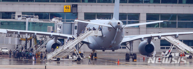 [인천공항=뉴시스] 이영환 기자 =  24일 오전 공군 공중급유기 'KC-330'을 타고 인천공항에 도착한 이라크 파견 근로자들이 급유기에서 내리고 있다. 2020.07.24. photo@newsis.com