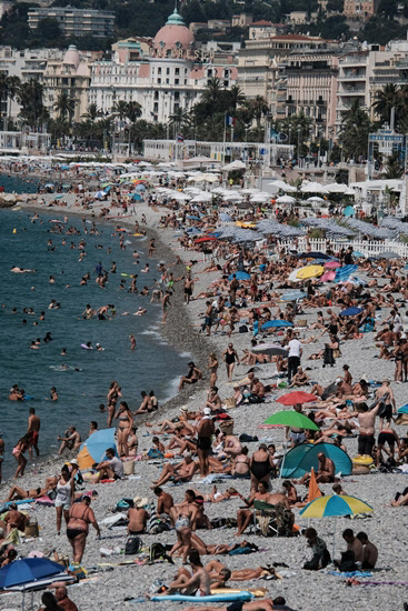 지난 22일 프랑스 남부 해변도시 니스에서 피서객들이 몰려들어 해수욕을 즐기고 있다/신화통신 연합뉴스