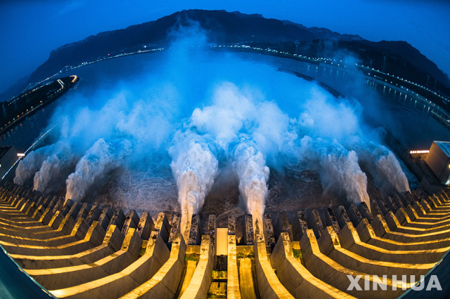 [이창=신화/뉴시스] 19일 중국 후베이성 이창에 있는 세계 최대 수력발전댐인 싼샤(三峽)댐에서 물이 방류되고 있다. 2020.07.20