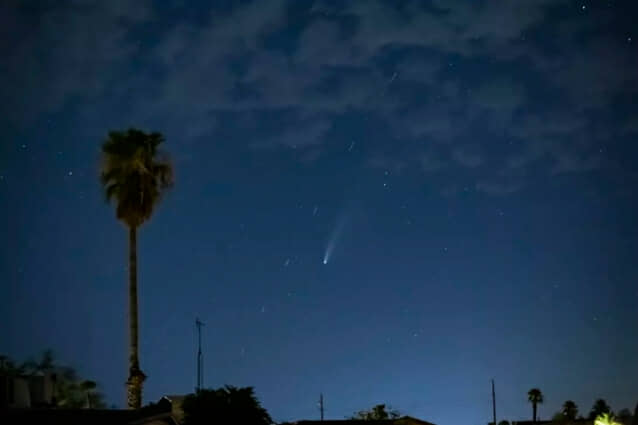 미국 애리조나주 하바수 호수에서 촬영된 사진. 네오와이즈 혜성 왼쪽에 길게 늘어선 스타링크 위성의 모습을 볼 수 있다. (사진=스페이스웨더닷컴)