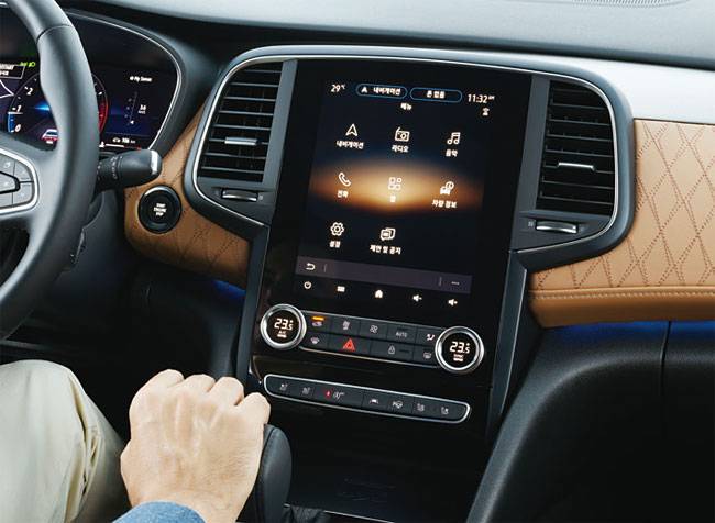 더 뉴 SM6 앞좌석의 세로형 센터 디스플레이. 사진 르노삼성자동차